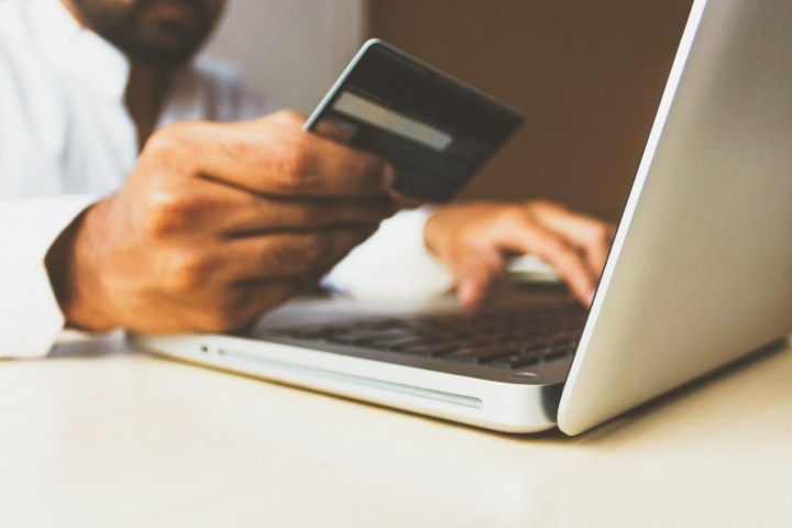 Muž platící kartou online Muž platící kartou online