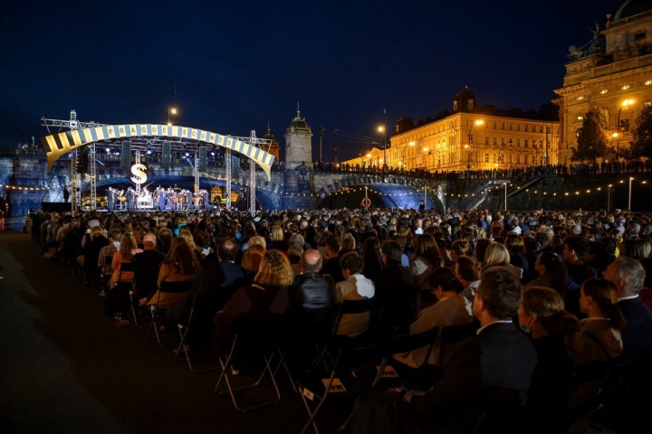 Pohled na obrovské množství diváků Pohled na obrovské množství diváků