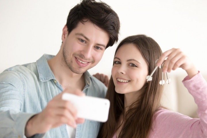 Mladý pár právě si dělá selfie s klíčem od nového bytu Mladý pár právě si dělá selfie s klíčem od nového bytu