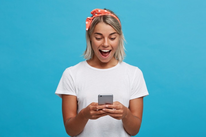 Sympatická dívka chatuje na telefonu Sympatická dívka chatuje na telefonu