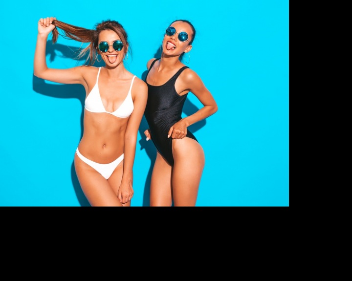 Dvě veselé ženy v černých a bílých plavkách