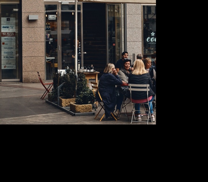 Posezení před pražskou restaurací