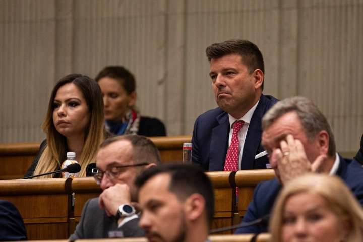 Slovenští poslanci si zvedli platy.