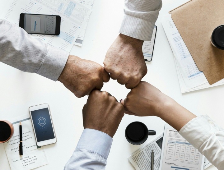 Čtyři lidé na pracovní schůzce