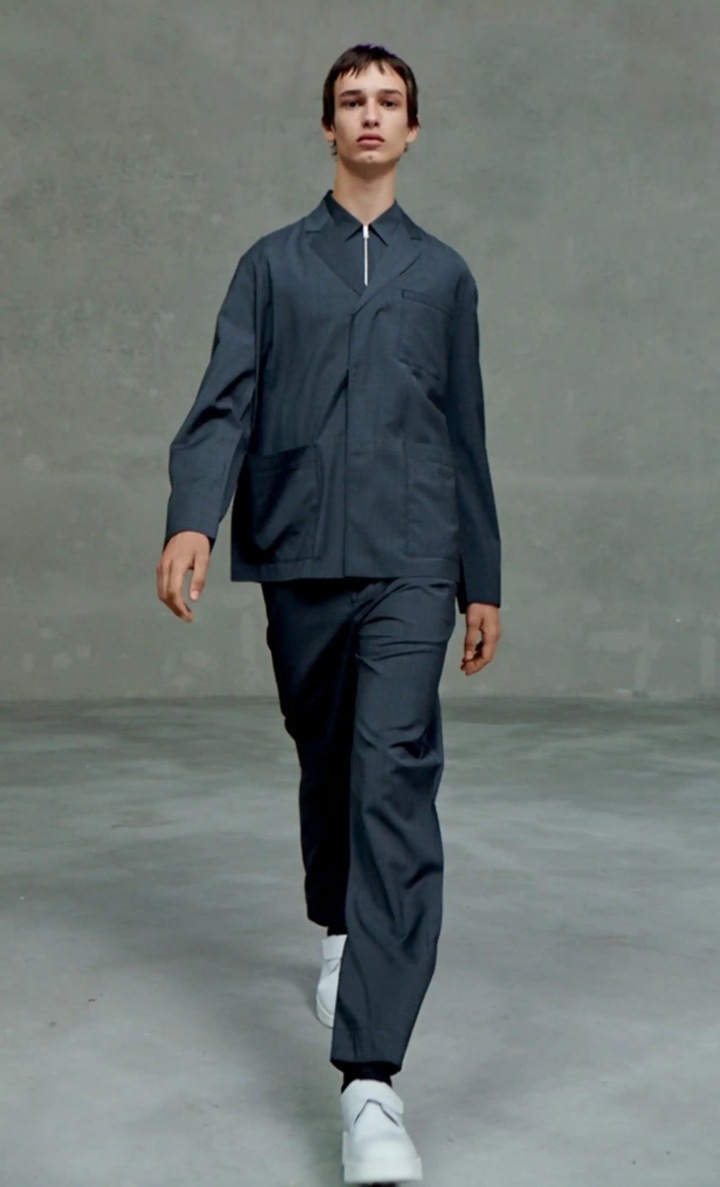 Muž v modelu Prada SS2021 Muž v modelu Prada SS2021
