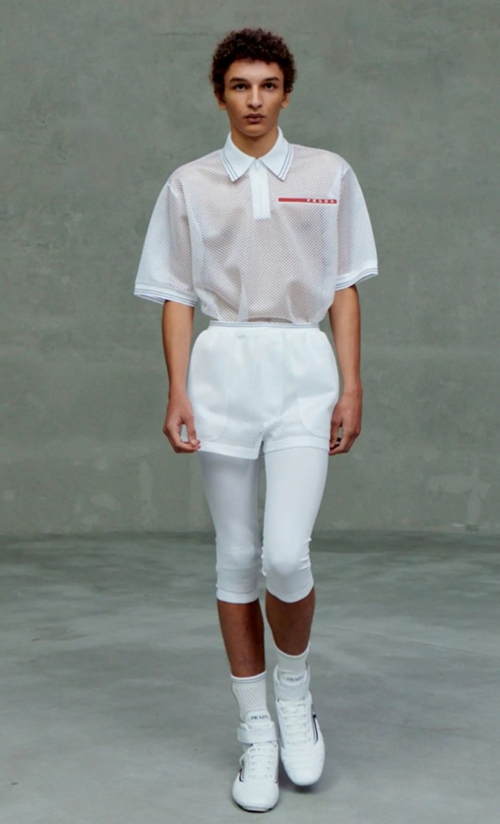 Muž v bílém modelu Prada Muž v bílém modelu Prada
