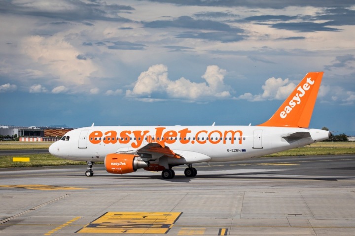 Aerolinky obnovují lety. Aerolinky obnovují lety.