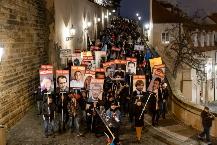 Demonstrace proti současným pandemickým omezením v Praze.