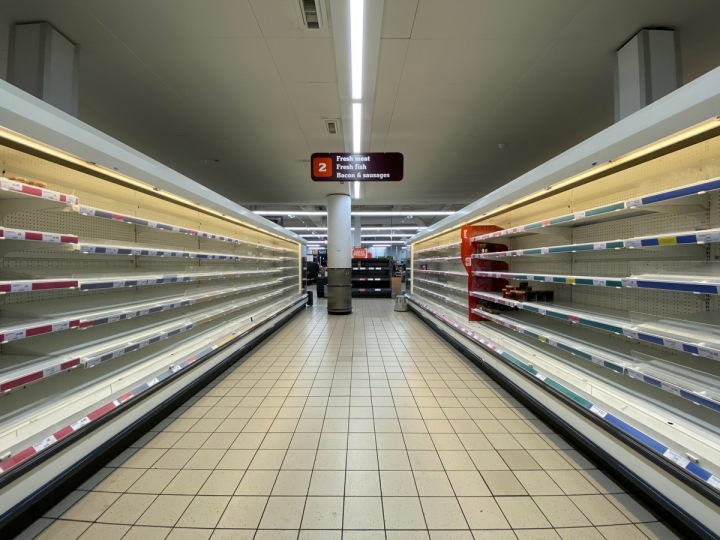 Prázdné regály v britském supermarketu Prázdné regály v britském supermarketu