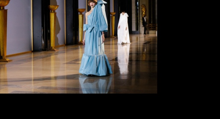 Přehlídka nové kolekce na jaro-léto 2022 od značky Viktor & Rolf