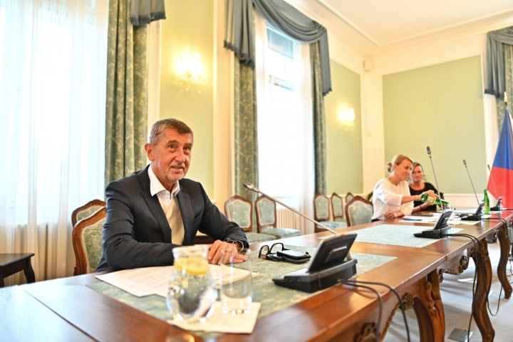 Premiér Andrej Babiš za stolem Premiér Andrej Babiš za stolem