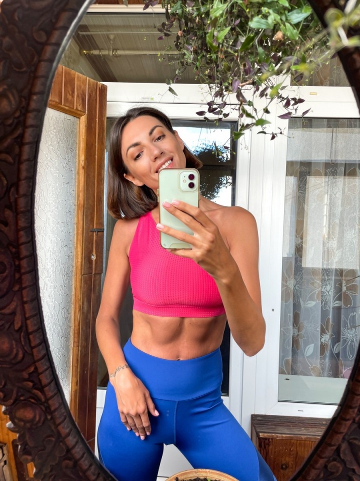 Dívka dělající selfie pro sociální média Dívka dělající selfie pro sociální média
