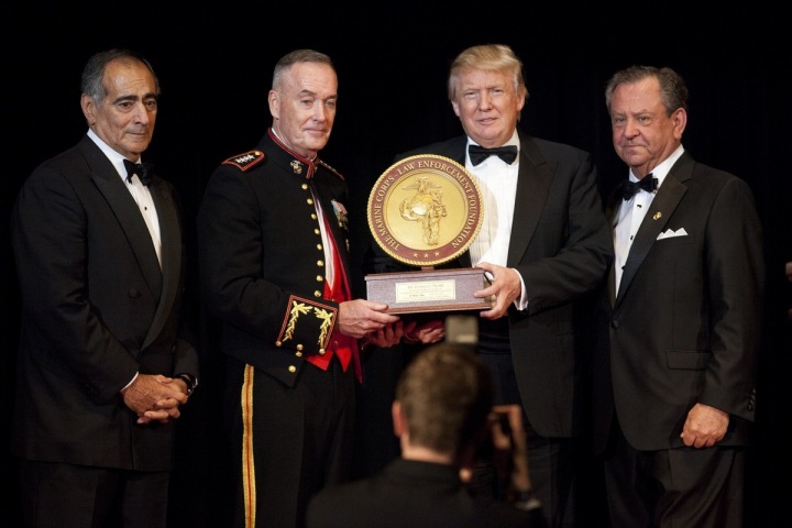 Prezident Donald Trump a tři muži Prezident Donald Trump a tři muži