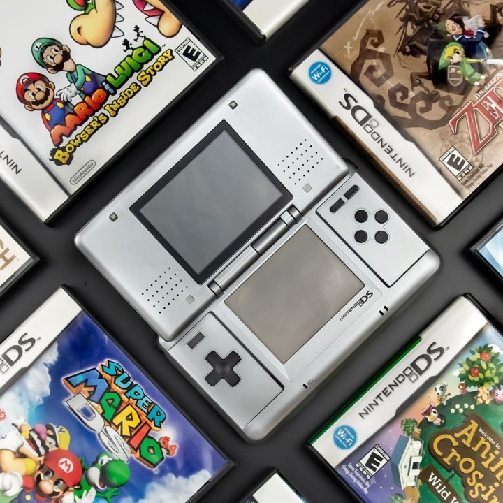 Přístroj Nintendo spolu s videohrami Přístroj Nintendo spolu s videohrami