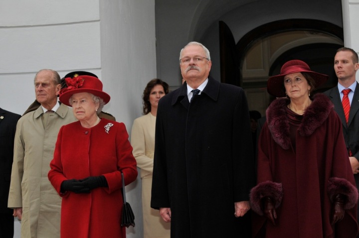 Alžběta II. zdraví Ivana Gašparoviče na nádvoří prezidentského paláce