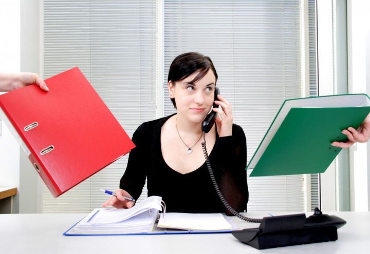 Žena chystající se učinit rozhodnutí.