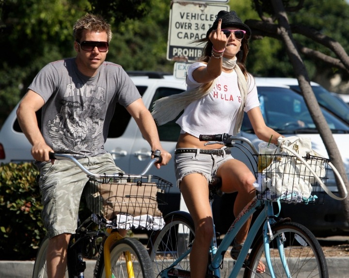 Alessandra Ambrosio s manželem na kole.