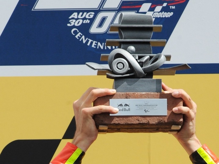 Marco Simoncelli s pohárem po závodu Moto GP