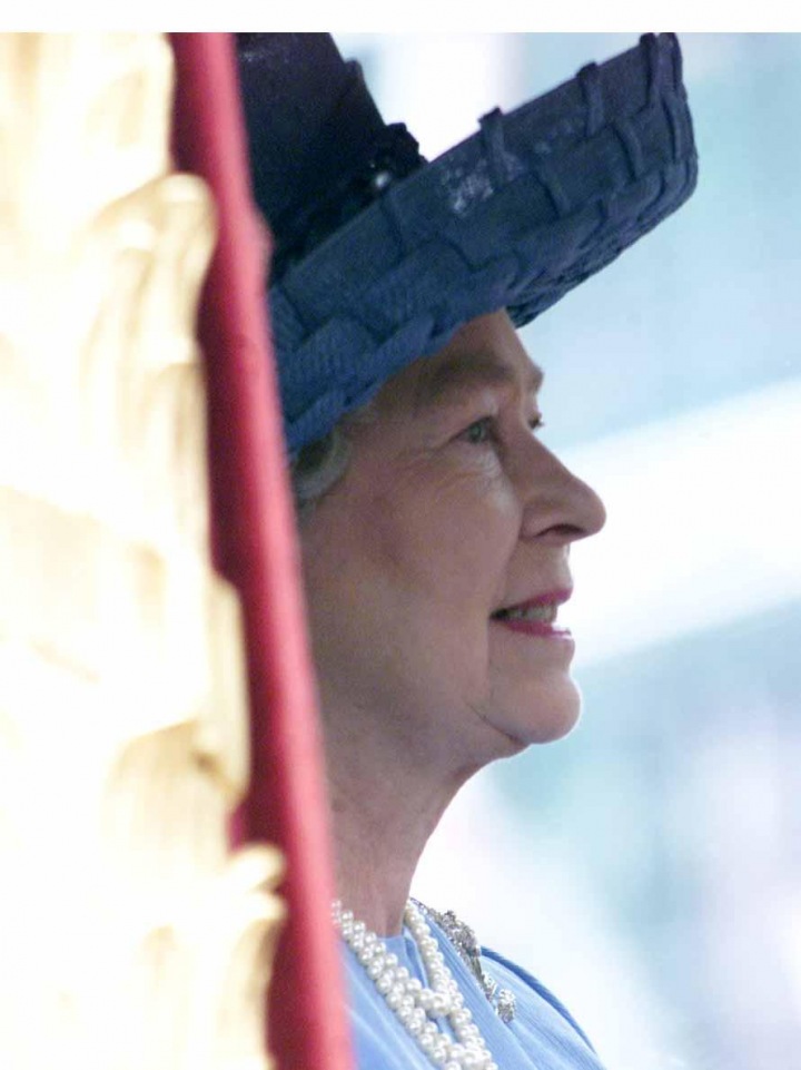 Také britská královna pomáhá Ukrajině