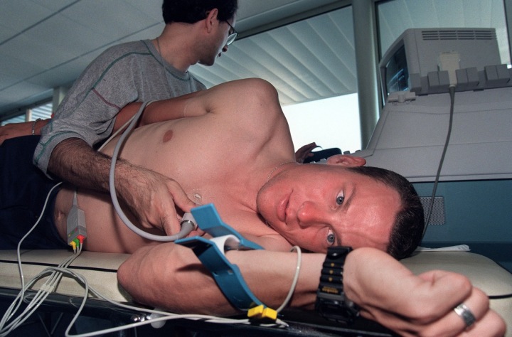 Lance Armstrong při lékařském vyšetření