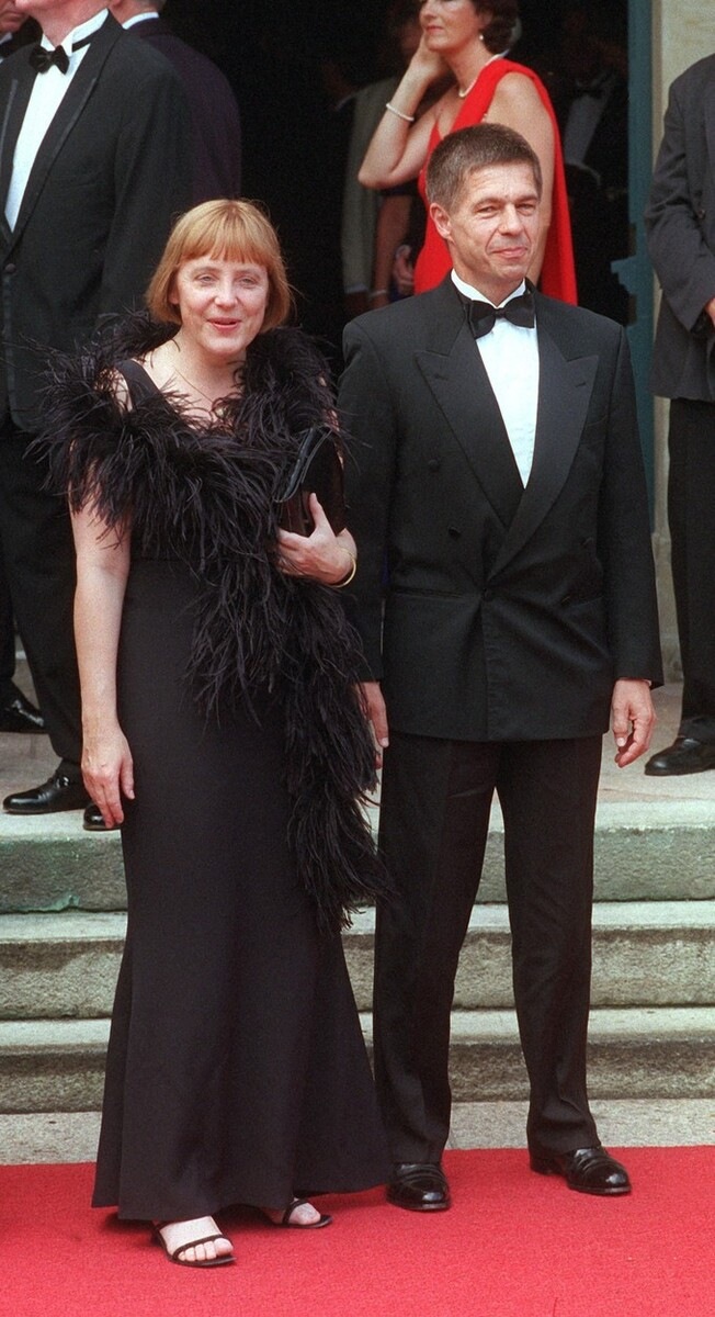 Angela Merkelová oblékla i peří Angela Merkelová oblékla i peří