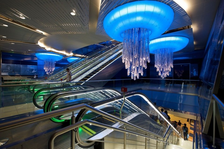 Lustry od Lasvit zdobí metro v Dubaji.