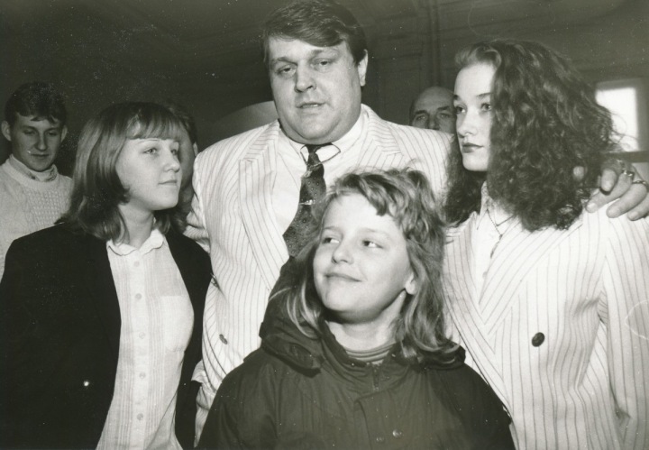 Ivan Jonák s přítelkyní a dcerami před vynesením rozsudku.