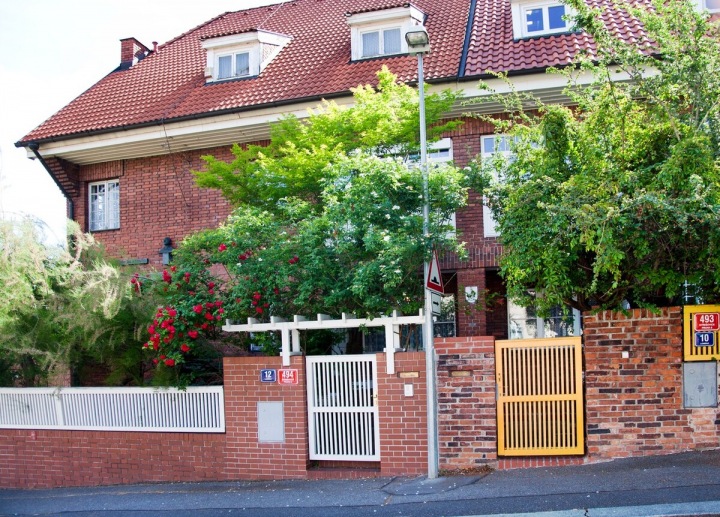 Pražská Ořechovka je nádhernou ukázkou vil i řadových domků z období české moderny. Dvojvila Emila Filly a F. Krejčího, Lomena ulice, architekt Pavel Janák (1923-24)