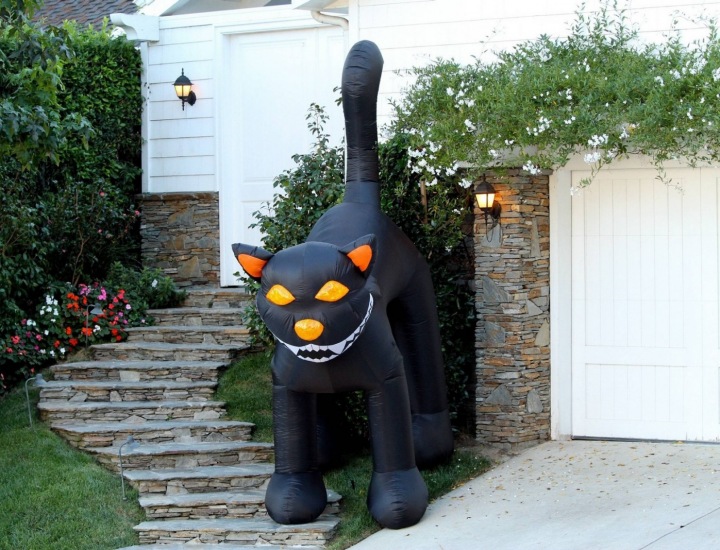 Nafukovací kočka před domem Kate Beckinsale