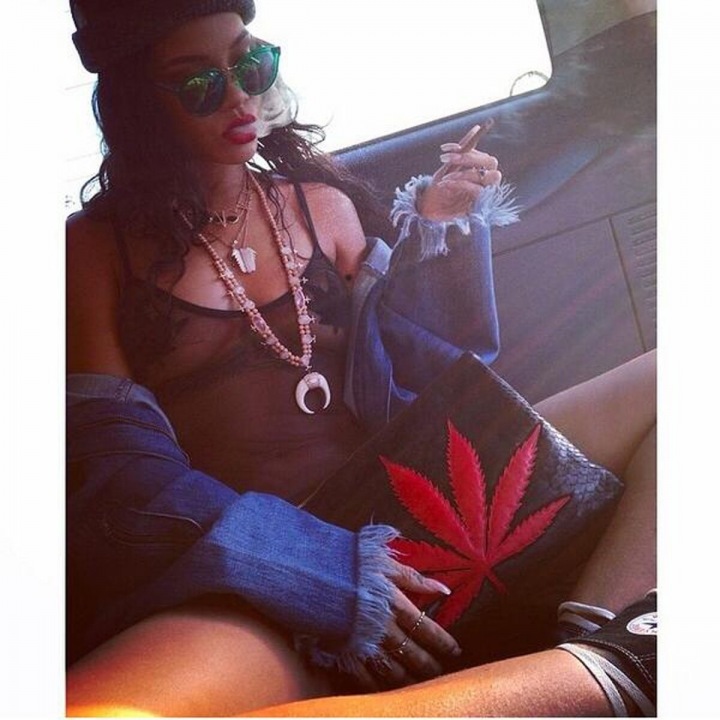 Rihanna kouří blunt