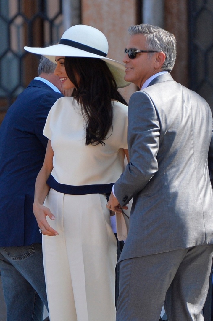 Amal Clooney zářila elegancí a stylem na své svatbě v Benátkách