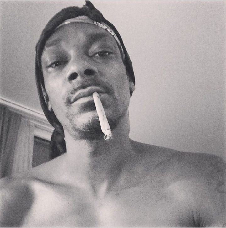Snoop Dogg kouřící marihuanu