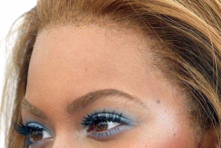 Detailní snímek paruky Beyoncé