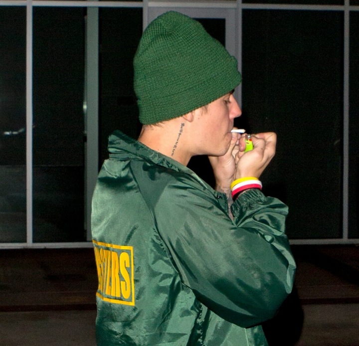 Justin Bieber si zapaluje jointa