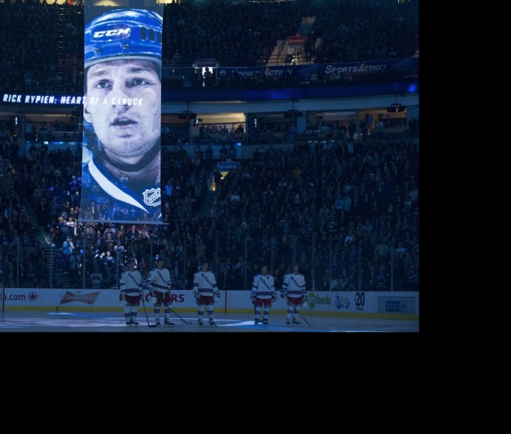 Rozloučení s Rickem Rypienem na ledě Canucks