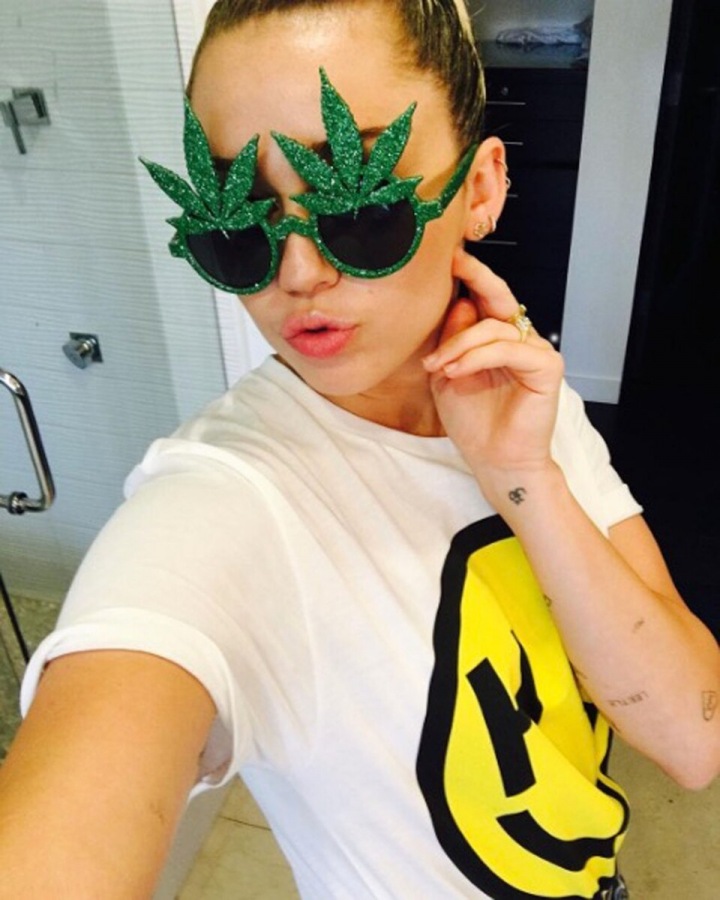 Miley Cyrus s brýlemi ve tvaru marihuany