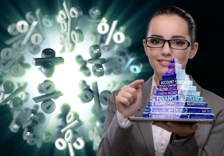 Žena intelektuálka držící v ruce pyramidu vzrůstajících nákladů