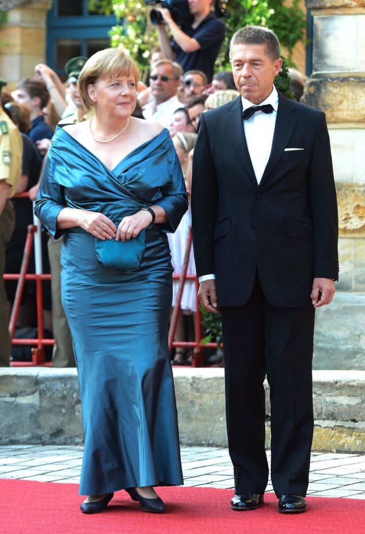 Angela Merkelová ve výrazných šatech Angela Merkelová ve výrazných šatech
