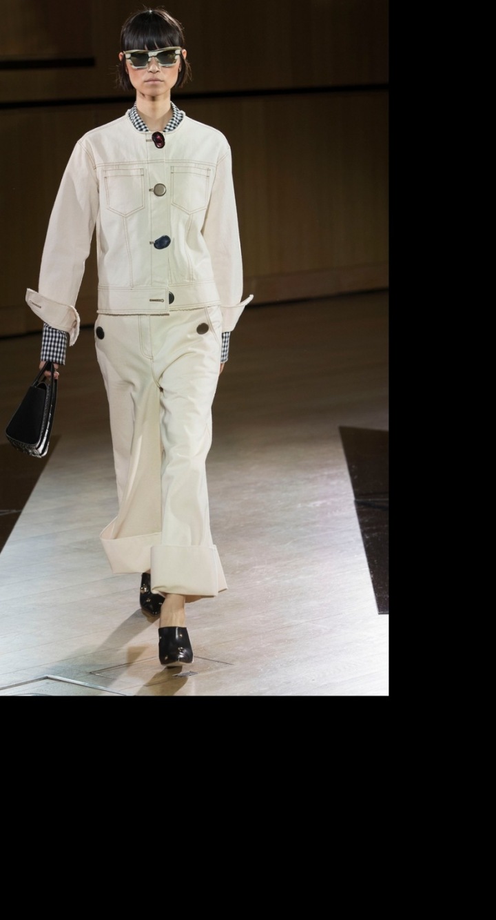 Modelka v bílém kompletu