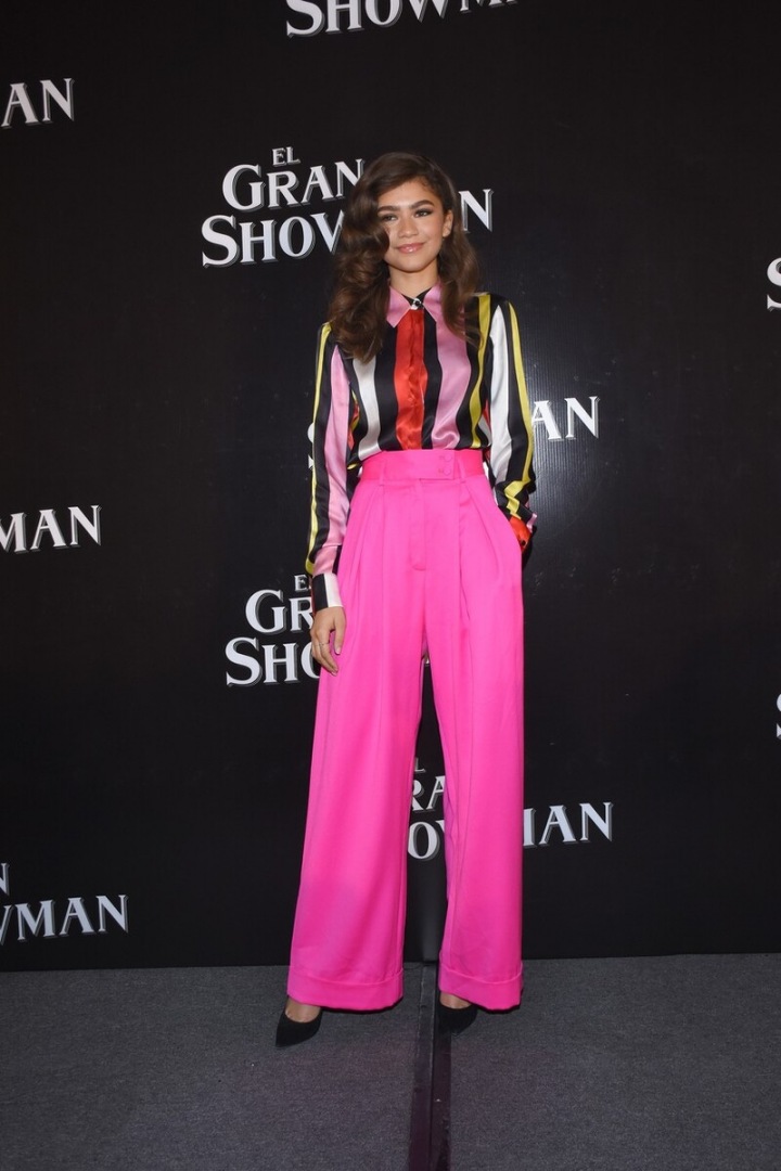 Zendaya v růžových kalhotách