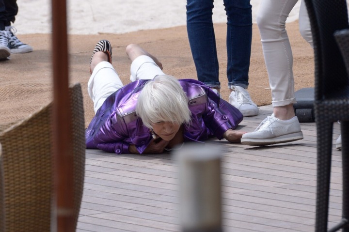 Helen Mirren upadla na zem. Helen Mirren upadla na zem.