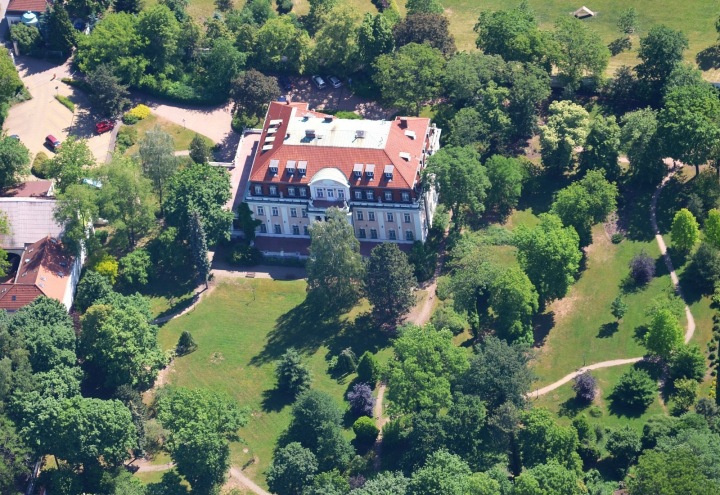 Letecký pohled na Grabovu vilu, dnes sídlo úřadu MČ Praha 8