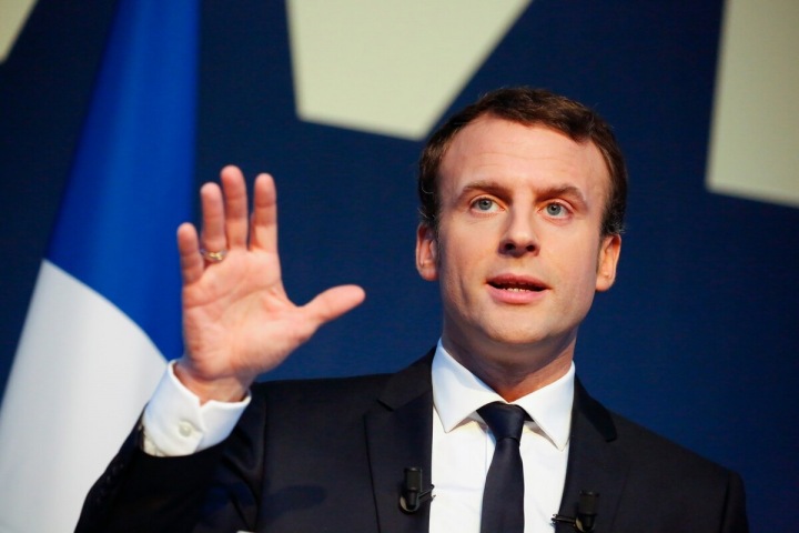 Emanuel Macron se ve druhém kole voleb poměří s Mariií Le Penovou. Emanuel Macron se ve druhém kole voleb poměří s Mariií Le Penovou.