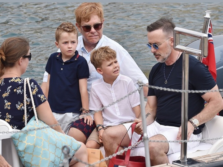 Elton John s manželem a dvěma syny Elton John s manželem a dvěma syny