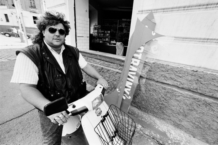 Majitel Discolandu Ivan Jonák na skůtru.