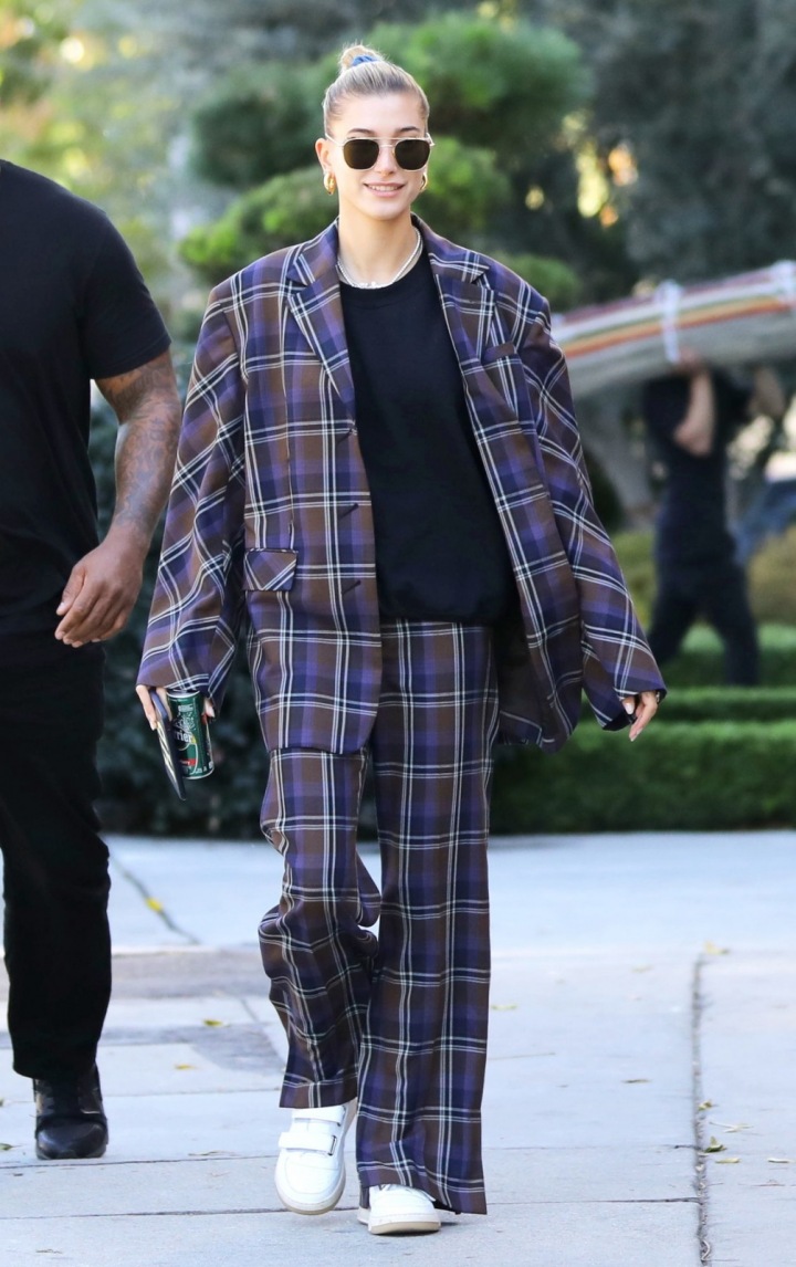 Stylový maxi kostýmek v podání Hailey Bieber