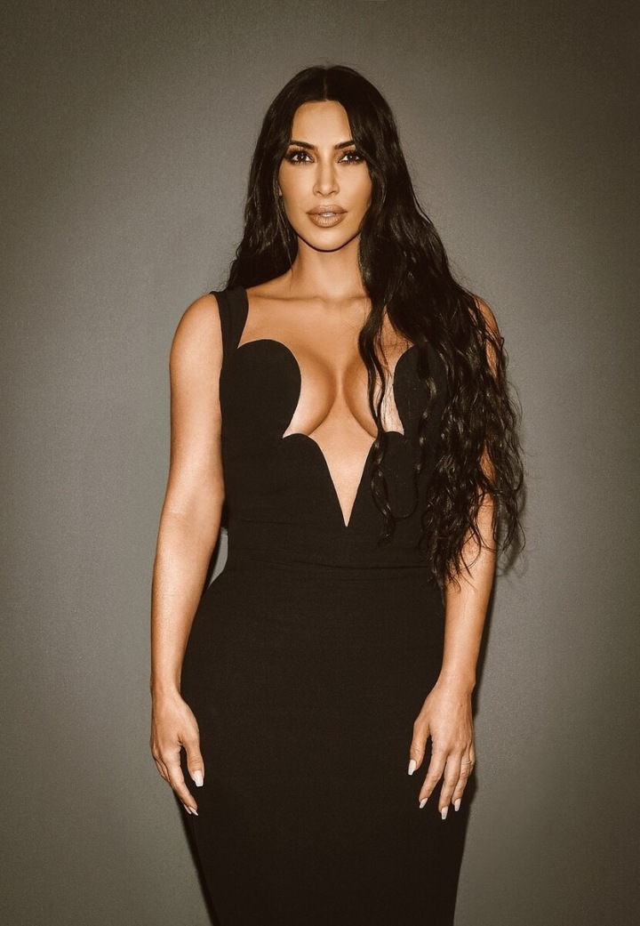 Kim Kardashian sleduje na sociálních sítích více než 300 milionů fanoušků
