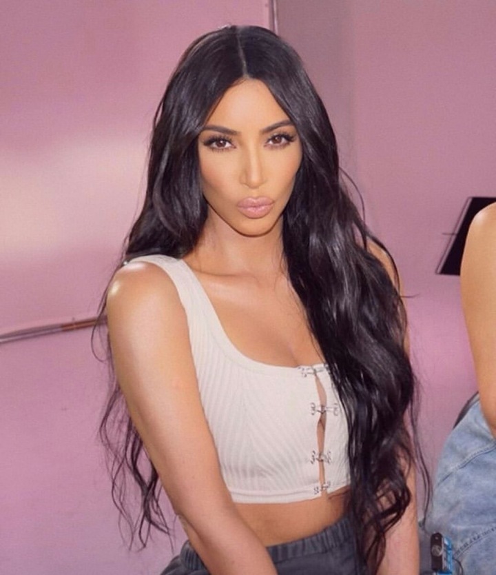 Kim Kardashian a její přirozeně vypadající paruka