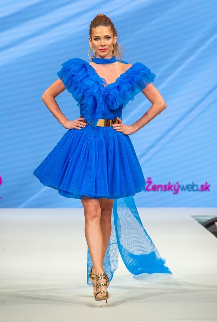 Andrea Verešová v modrých šatech
