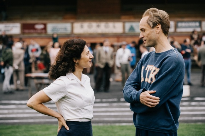 Martha Issová a Václav Neužil ve filmu Zátopek, který získal osm Českých lvů.